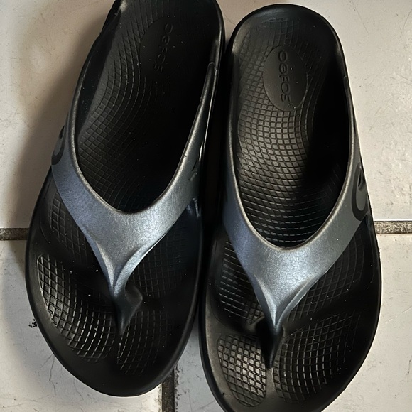 OOFOS woman’s sandals - Picture 1 of 5